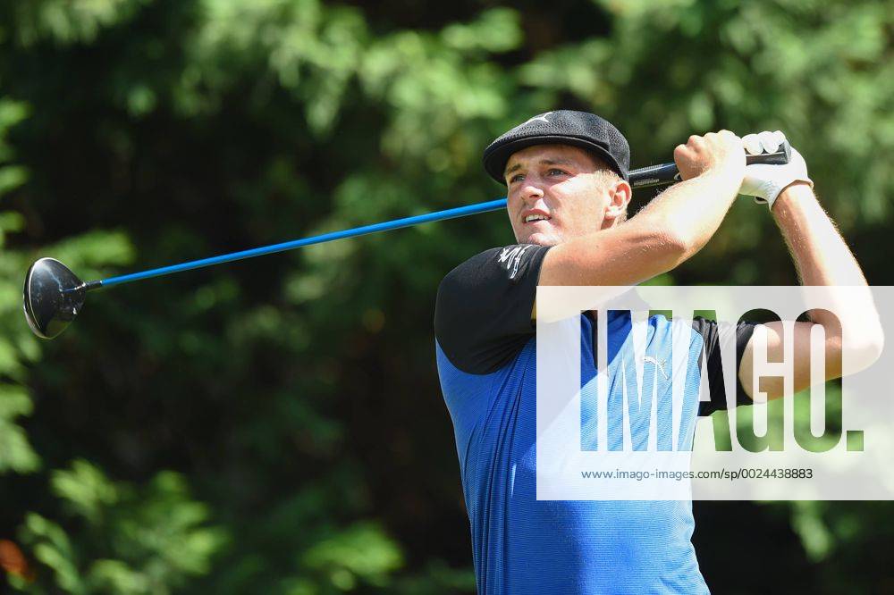 Bryson DeChambeau tees off at hole number five during third round play at the Quicken Loans National at Congressional Country Club in Bethesda MD. PGA Golf Herren 2016: Quicken Loans National JUN 25 - ZUMAcjm_