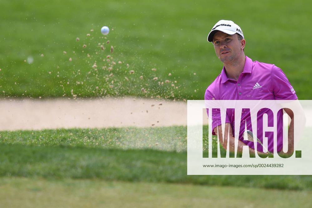 Martin Laird hits out of the green side bunker on hole number two during third round play at the Quicken Loans National at Congressional Country Club in Bethesda MD. PGA Golf Herren 2016: Quicken Loans National JUN 25 - ZUMAcjm_
