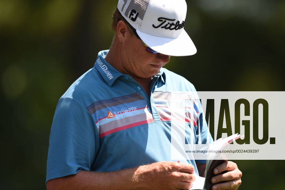 Charley Hoffman adds his score from the second hole during third round play at the Quicken Loans National at Congressional Country Club in Bethesda MD. PGA Golf Herren 2016: Quicken Loans National JUN 25 - ZUMAcjm_