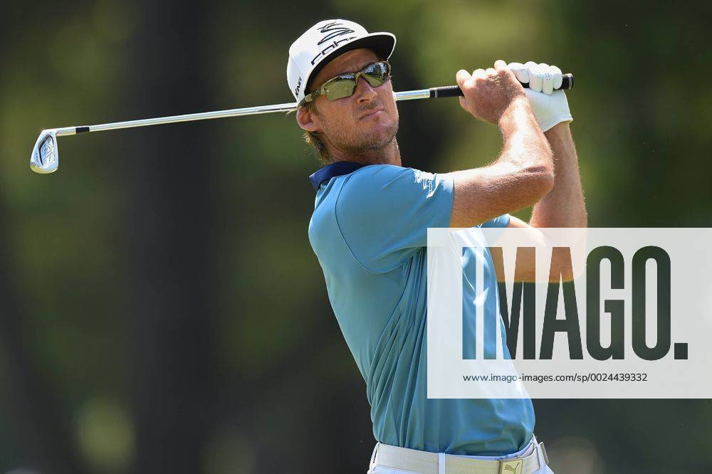 Will MacKenzie tees off at hole number two during third round play at the Quicken Loans National at Congressional Country Club in Bethesda MD. PGA Golf Herren 2016: Quicken Loans National JUN 25 - ZUMAcjm_