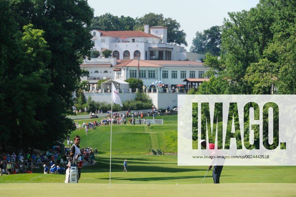 Vijay Singh putts in for a birdie on number eleven during third round play at the Quicken Loans National at Congressional Country Club in Bethesda MD. PGA Golf Herren 2016: Quicken Loans National JUN 25 - ZUMAcjm_