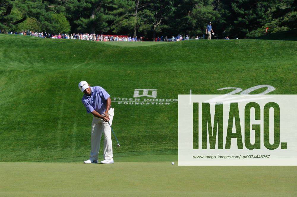Harold Varner III putts in for birdie on number seventeen during third round play at the Quicken Loans National at Congressional Country Club in Bethesda MD. PGA Golf Herren 2016: Quicken Loans National JUN 25 - ZUMAcjm_
