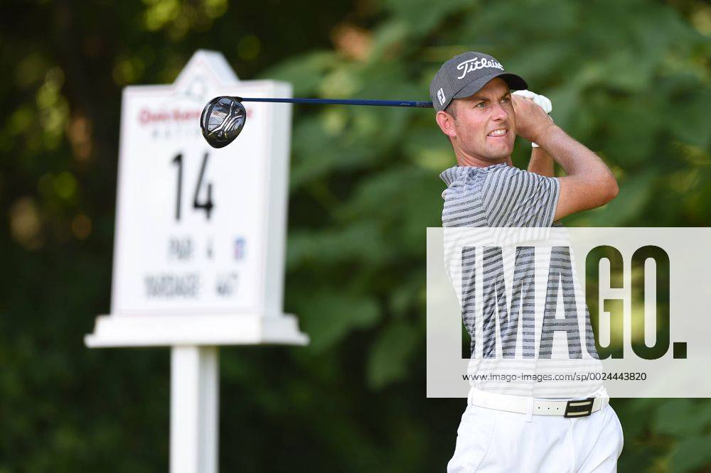 Webb Simpson tees off at hole number fourteen during third round play at the Quicken Loans National at Congressional Country Club in Bethesda MD. PGA Golf Herren 2016: Quicken Loans National JUN 25 - ZUMAcjm_