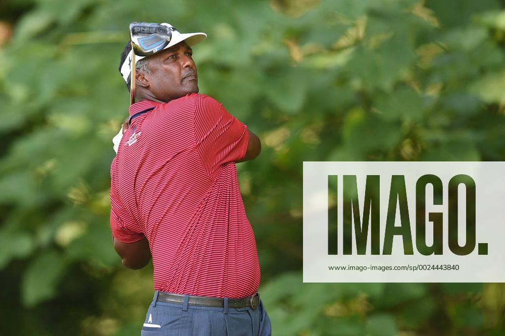 Vijay Singh tees off at hole number fourteen during third round play at the Quicken Loans National at Congressional Country Club in Bethesda MD. PGA Golf Herren 2016: Quicken Loans National JUN 25 - ZUMAcjm_
