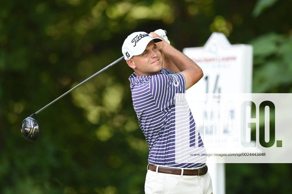 Bill Haas tees off at hole number fourteen during third round play at the Quicken Loans National at Congressional Country Club in Bethesda MD. PGA Golf Herren 2016: Quicken Loans National JUN 25 - ZUMAcjm_