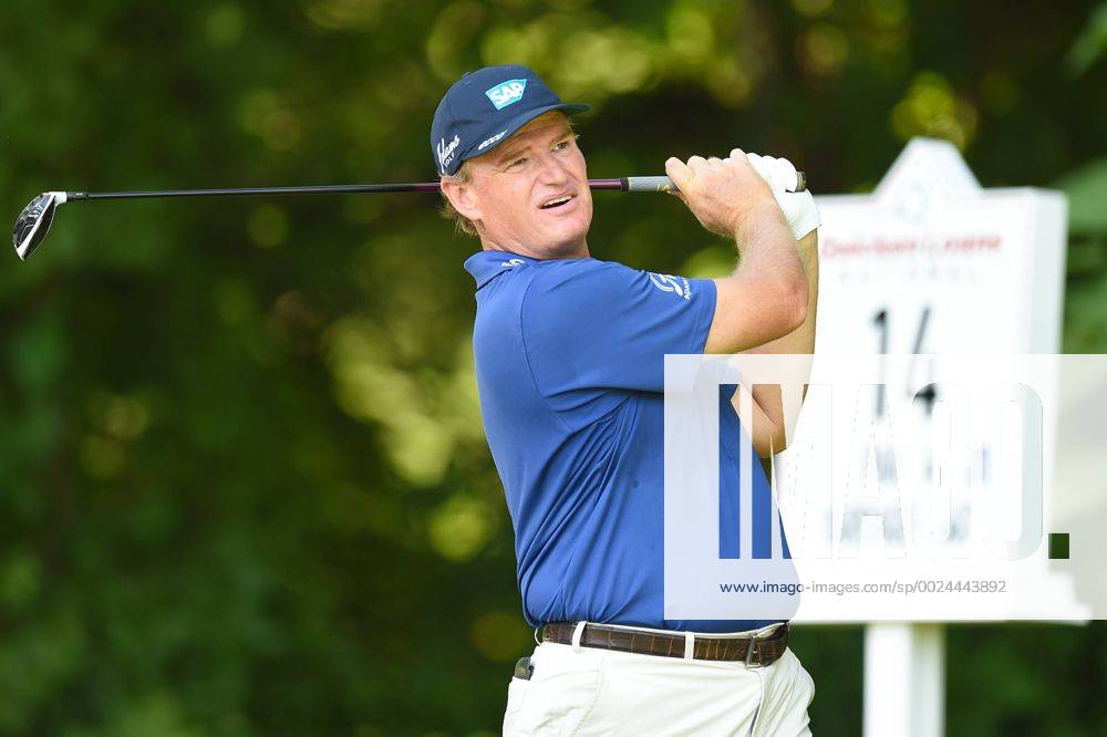 Ernie Els tees off at hole number fourteen during third round play at the Quicken Loans National at Congressional Country Club in Bethesda MD. PGA Golf Herren 2016: Quicken Loans National JUN 25 - ZUMAcjm_