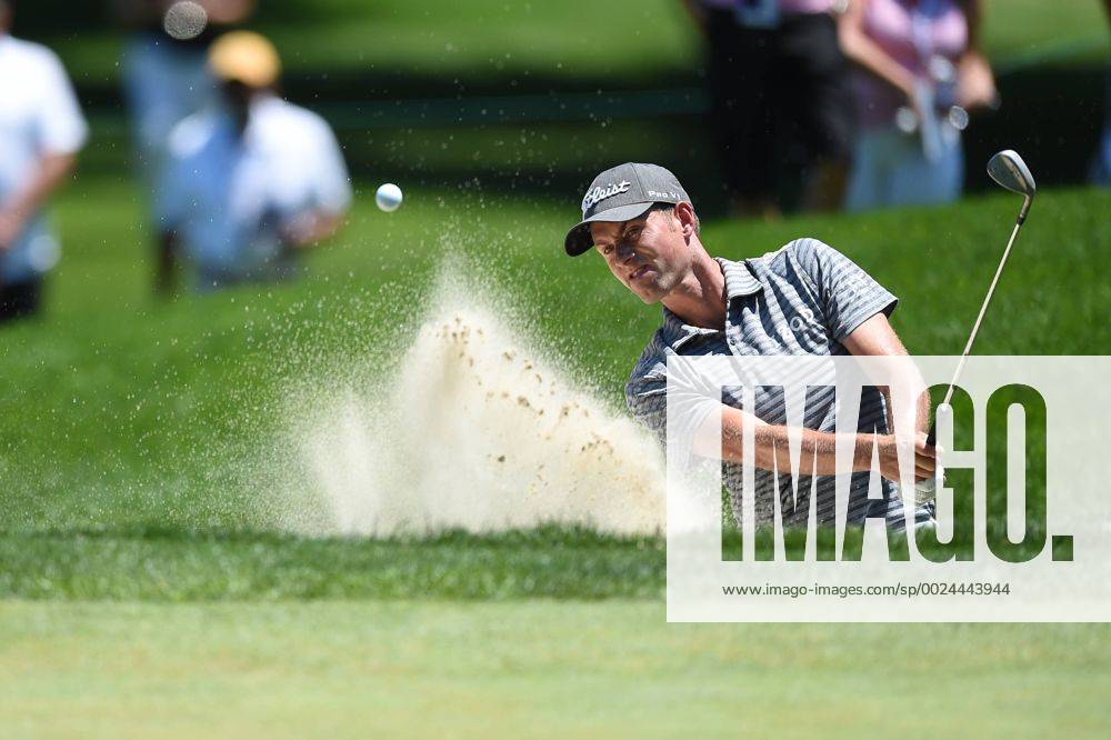 Webb Simpson blasts out of the green side bunker on hole number two during third round play at the Quicken Loans National at Congressional Country Club in Bethesda MD. PGA Golf Herren 2016: Quicken Loans National JUN 25 - ZUMAcjm_