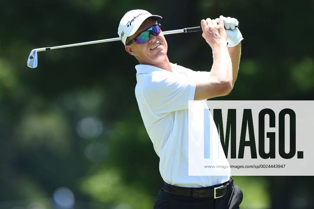John Senden tees off at hole number two during third round play at the Quicken Loans National at Congressional Country Club in Bethesda MD. PGA Golf Herren 2016: Quicken Loans National JUN 25 - ZUMAcjm_