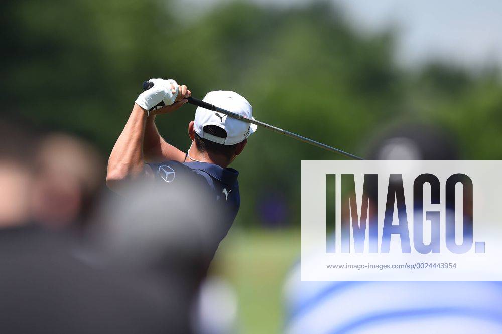 Rickie Fowler hits ball at the driving range during third round play at the Quicken Loans National at Congressional Country Club in Bethesda MD. PGA Golf Herren 2016: Quicken Loans National JUN 25 - ZUMAcjm_