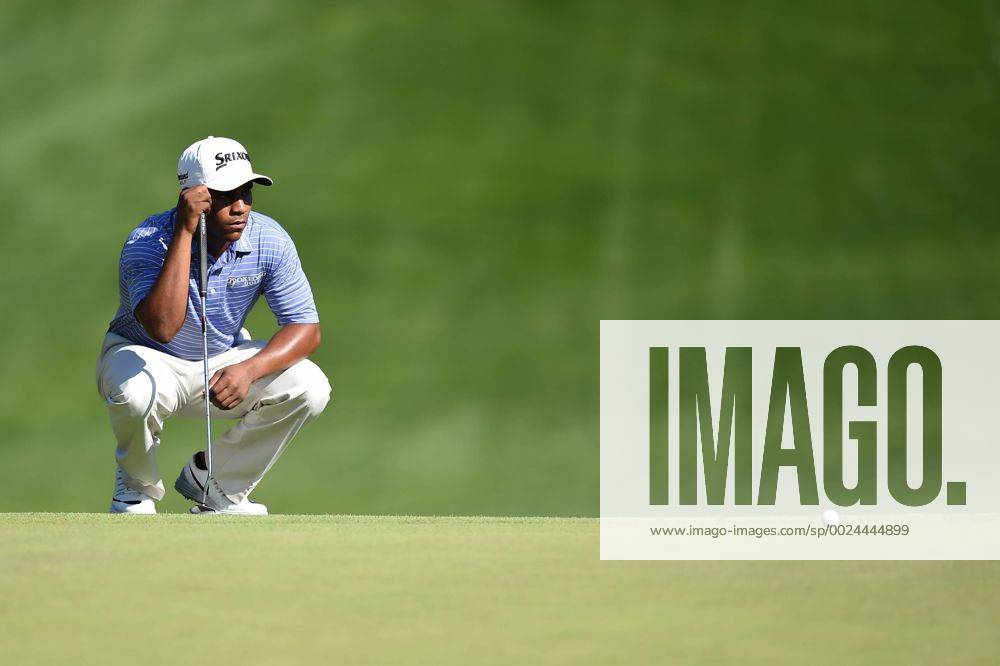 Harold Varner III eyes up his putt on number seventeen during third round play at the Quicken Loans National at Congressional Country Club in Bethesda MD. PGA Golf Herren 2016: Quicken Loans National JUN 25 - ZUMAcjm_