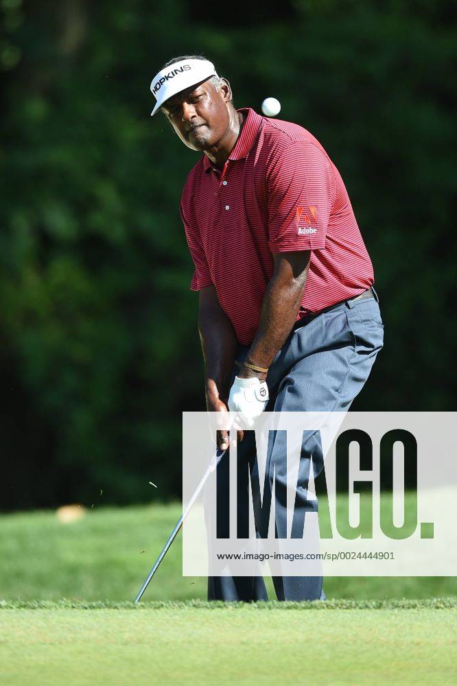 Vijay Singh chips out of the rough on the fourteenth during third round play at the Quicken Loans National at Congressional Country Club in Bethesda MD. PGA Golf Herren 2016: Quicken Loans National JUN 25 - ZUMAcjm_