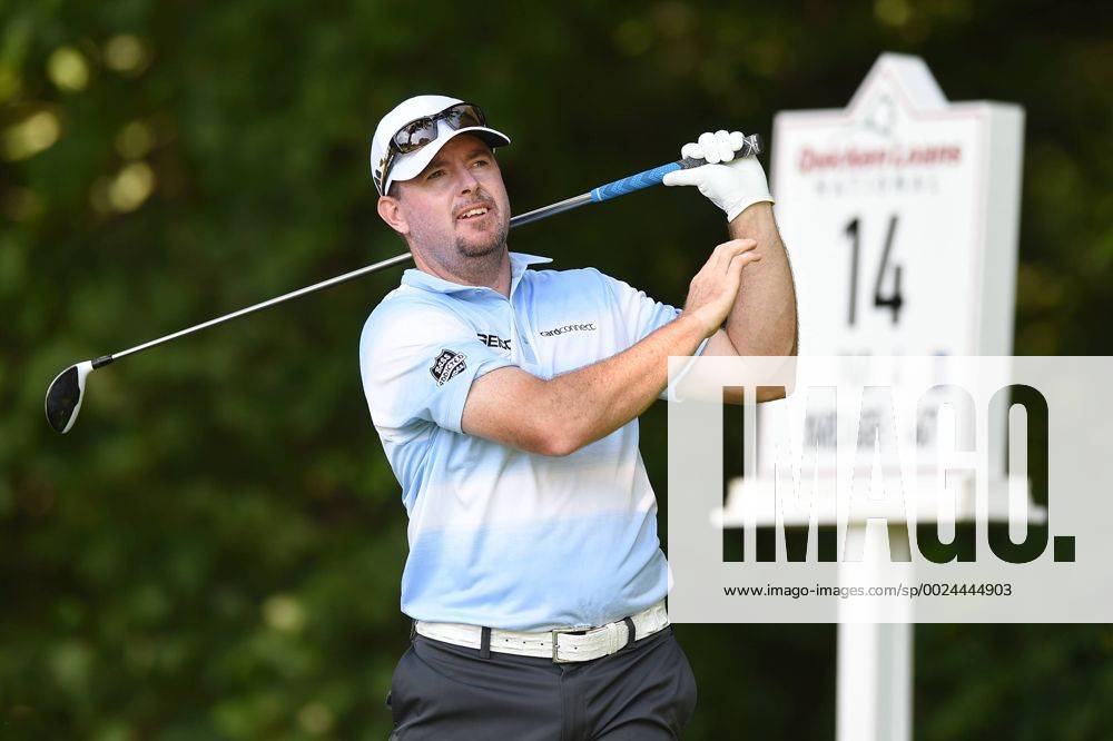 Robert Garrigus tees off at hole fourteen during third round play at the Quicken Loans National at Congressional Country Club in Bethesda MD. PGA Golf Herren 2016: Quicken Loans National JUN 25 - ZUMAcjm_