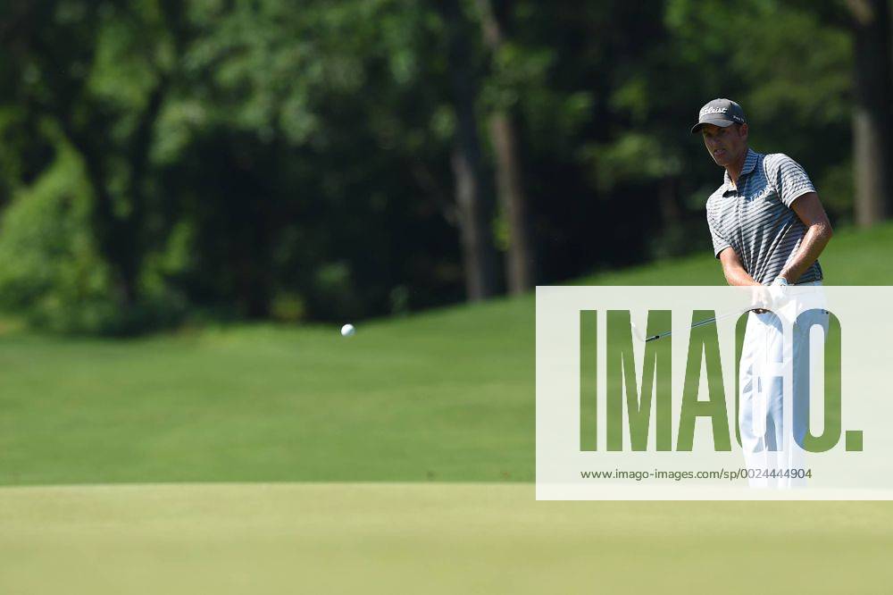 Webb Simpson chips onto the eleventh green during third round play at the Quicken Loans National at Congressional Country Club in Bethesda MD. PGA Golf Herren 2016: Quicken Loans National JUN 25 - ZUMAcjm_
