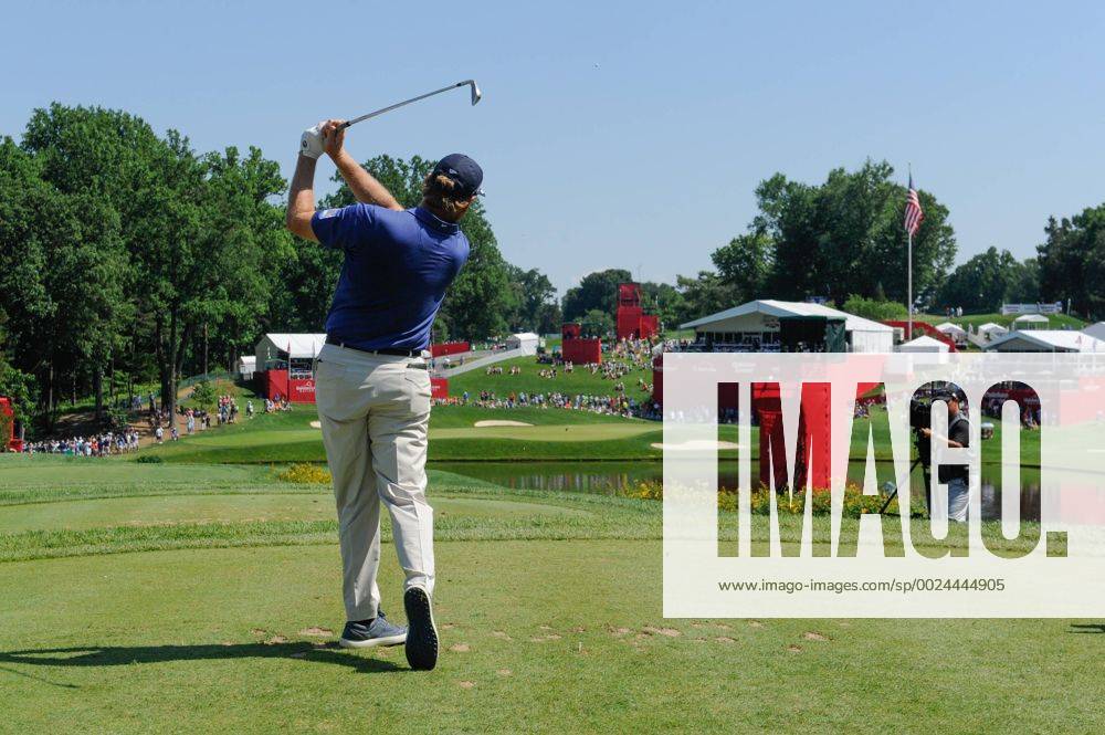 Ernie Els tees off at the tenth hole during third round play at the Quicken Loans National at Congressional Country Club in Bethesda MD. PGA Golf Herren 2016: Quicken Loans National JUN 25 - ZUMAcjm_