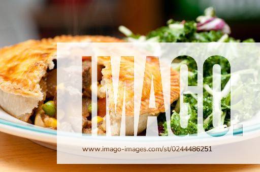 IMAGO Creative, Food, Pot Pie kale salad and beef pot pie with flaky crust *** Grünkohl Salat und Rindfleisch Topf pie mit flockigen Kruste 2128704
