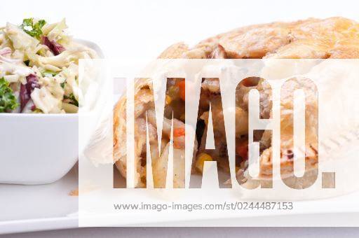 IMAGO Creative, Food, Pot Pie delicious chicken pot pie with kale salad *** Köstlich Huhn Topf pie mit Grünkohl Salat 2129725