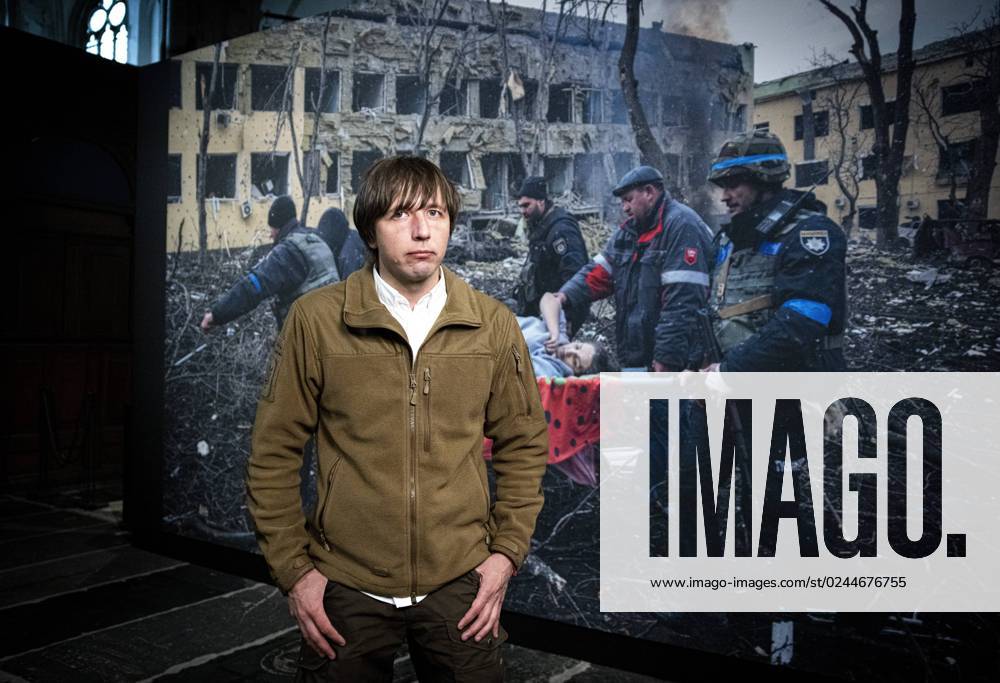 KW16 AMSTERDAM - The Ukrainian photographer Evgeniy Maloletka poses next to his winning photo in the Nieuwe Kerk. Maloletka has won the prestigious World Press Photo with a photo that portrays the consequences of the war between Ukraine and Russia. ANP RAMON VAN FLYMEN netherlands out - belgium out