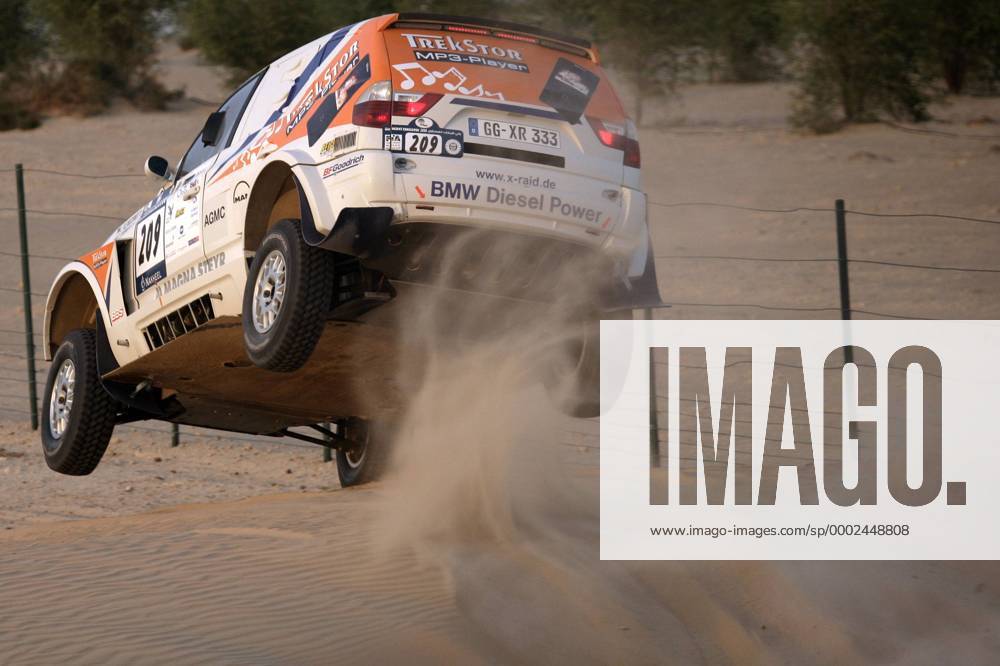 Jutta Kleinschmidt (Deutschland) und Tina Thörner (Schweden) in ihrem BMW X3 CC Motorsport Damen UAE Desert Challenge 2006, Rallye, Rallyesport, Wüste, Wüstenrallye, VAE Einzelbild Motorsport Damen UAE Desert Challenge 2006, Rallye, Rallyesport, Wüste, Wüstenrallye, VAE Einzelbild