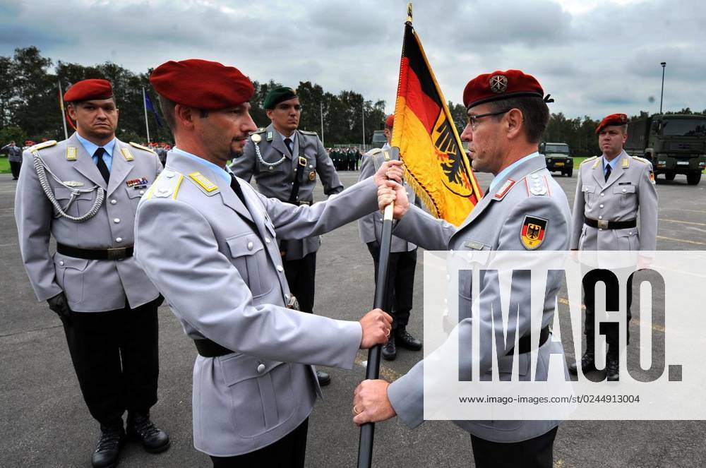 Am Donnerstag, 22.09.2011, findet ein Wechsel des Dienststellenleiters der deutschen Soldaten der Bundeswehr in der Schill-Kaserne Wesel statt. Dort ist die 1. NSB Nato Signal Battalion stationiert. Der neue Dienstellenleiter Marcus Sascha Uhlemann (links) bekommt die Truppenfahne von Oberst Johann-Peter Schmitz (Regimentskommandeur des 28. Regiments in Mechernich). Im Hintergrund der scheidende Oberstleutnant Kai Lootz. Foto : Markus Weißenfels WAZ FotoPool Krisen, Krieg, Konflikte Deutschland Nordrhein-Westfalen Wesel