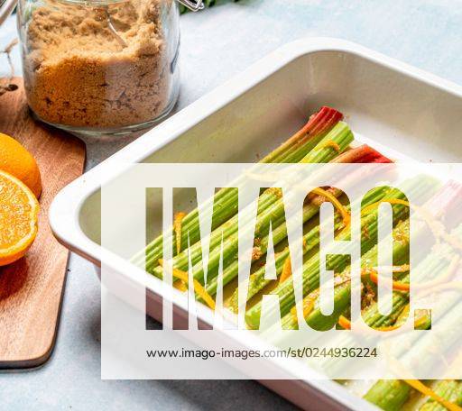 A closeup shot of rhubarb stalks in a rectangle plate. *** einer closeupe erschossen des Rhabarber pirscht ÊIn einer Rechteck Teller 2469583