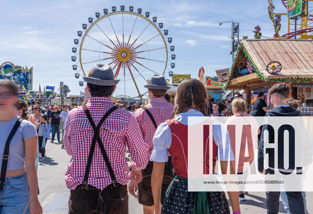 Munich spring festival in the sunshine, visitors stroll in Bavarian costume over the folk festival, Theresienwiese, Munich, 22 April 2023 Germany, Munich, 22 04 2023, visitors in Bavarian costume enjoy the sunny warm spring day at the Munich spring festival, temperatures up to 21 degrees, Theresienwiese, Munich folk festival, weekend, Sa