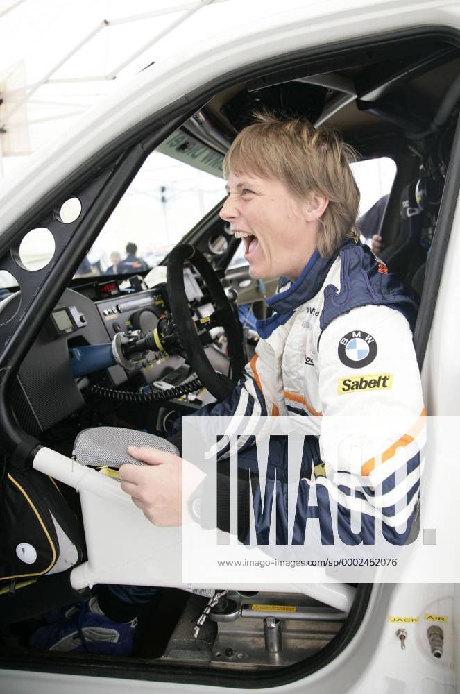Jutta Kleinschmidt (Deutschland) im Cockpit ihres BMW X3 Motorsport Damen UAE Desert Challenge 2006, Rallyesport, Rallye, Wüstenrally, Wüstenrallye, VAE Einzelbild Freude, Motorsport Damen UAE Desert Challenge 2006, Rallyesport, Rallye, Wüstenrally, Wüstenrallye, VAE Einzelbild Freude,