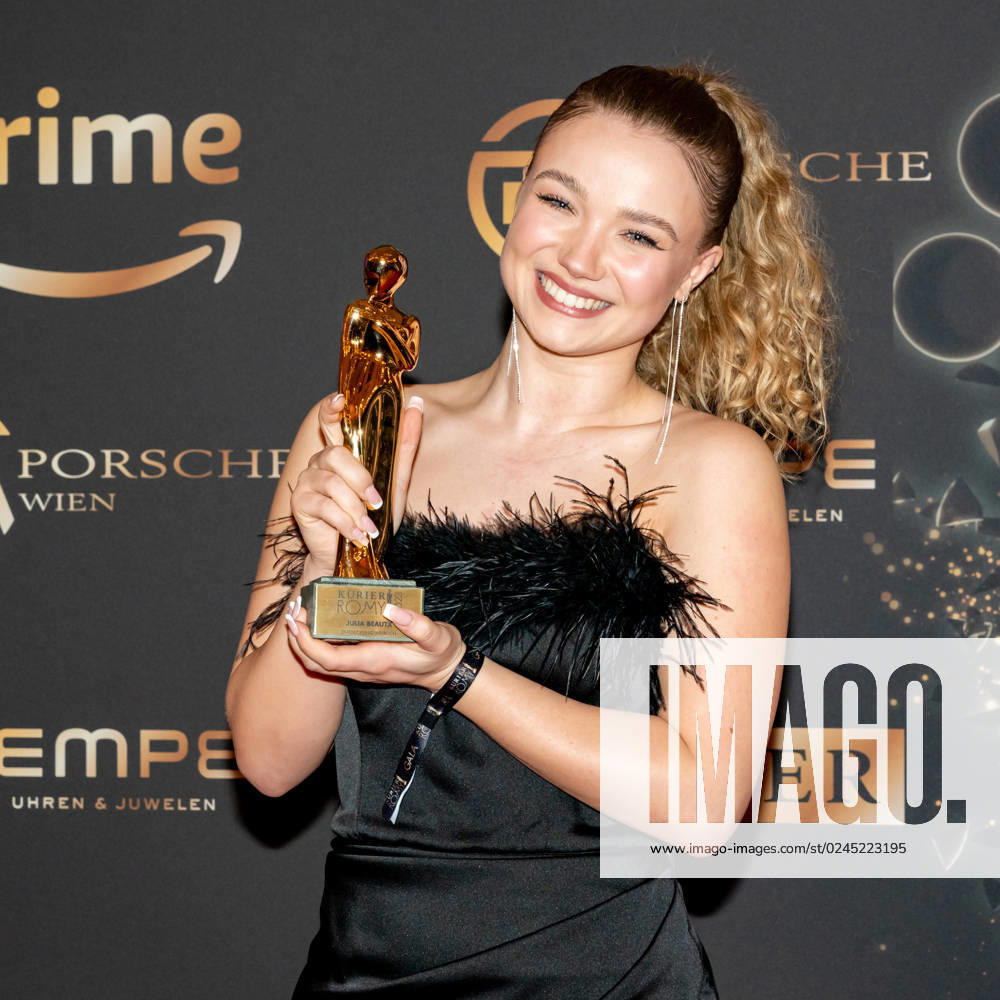 20230422 Kurier Romy Gala 2023 WIEN, OESTERREICH - 22. APRIL: Schauspielerin Julia Beautx Preistraegerin der 34. KURIER ROMY in der Kategorie -Entdeckung weiblich- anlaesslich der Verleihung der 34. KURIER ROMY bei der Kurier Romy-Gala 2023 im Festsaal der Wiener Hofburg am 22. April 2023 in Wien, Oesterreich 230422_SEPA_17_038