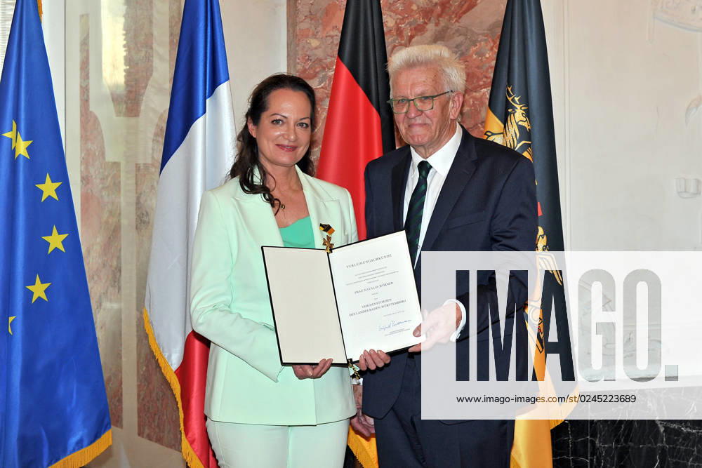 Award of the Order of Merit of the State of Baden Württemberg Winfried Kretschmann Bündnis 90 Die Grünen Prime Minister of Baden Württemberg and Natalia Wörner on the occasion of the award of the Order of Merit of the State of Baden Württemberg on 22 04 2023 in Mannheim Castle 20230422MWI64232