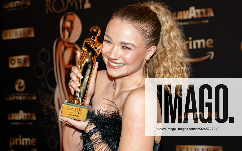 20230422 Kurier Romy Gala 2023 WIEN, OESTERREICH - 22. APRIL: Schauspielerin Julia Beautx Preistraegerin der 34. KURIER ROMY in der Kategorie -Entdeckung weiblich- anlaesslich der Verleihung der 34. KURIER ROMY bei der Kurier Romy-Gala 2023 im Festsaal der Wiener Hofburg am 22. April 2023 in Wien, Oesterreich 230422_SEPA_17_040