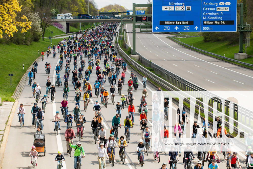 Rad Sternfahrt of the ADFC, section over the freeway A96, Munich, 23 April 2023 Germany, Munich, 23 April 2023, big Rad Sternfahrt of the ADFC, here on the closed freeway A 96 near Munich