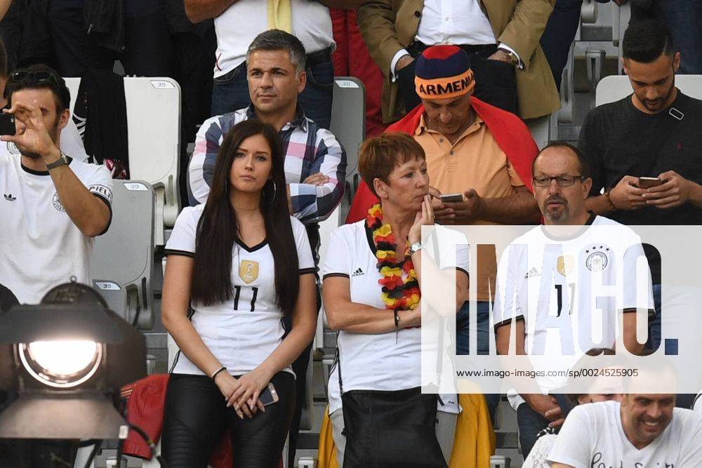 Fussball, Herren, Saison 2015 16, EM 2016 in Frankreich, Viertelfinale in Bordeaux, Deutschland - Italien, Julian Draxlers Freundin Lena (li.) vor dem Spiel in Bordeaux, 02.07.2016,