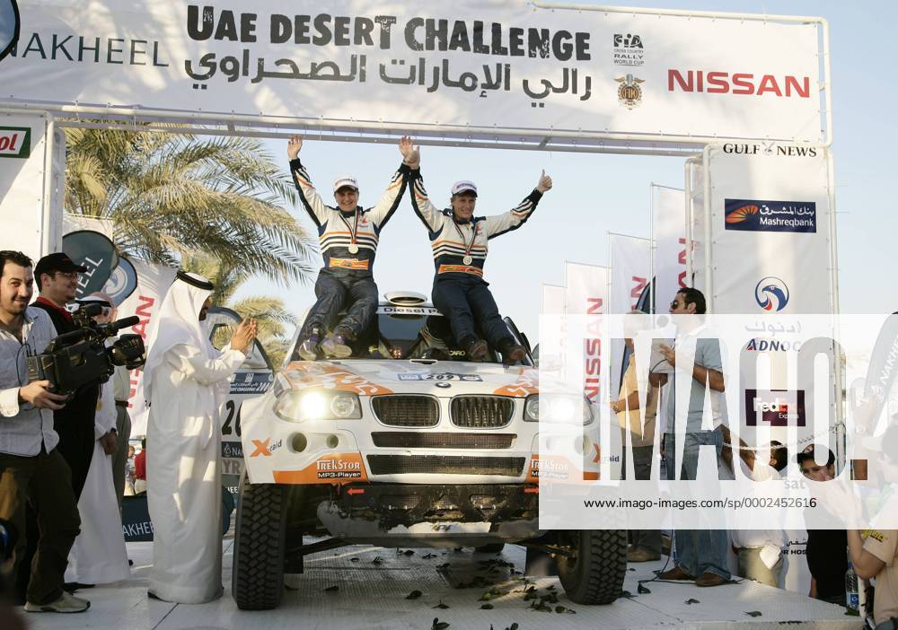 Jutta Kleinschmidt (Deutschland, re.) und ihre Beifahrerin Tina Thörner (Schweden) feiern ihren Tagessieg bei der UAE Desert Challenge 2006 auf ihrem BMX X3 Motorsport Damen UAE Desert Challenge 2006, Rallyesport, Rallye, Wüstenrally, Wüstenrallye, VAE Totale Freude, Motorsport Damen UAE Desert Challenge 2006, Rallyesport, Rallye, Wüstenrally, Wüstenrallye, VAE Totale Freude,