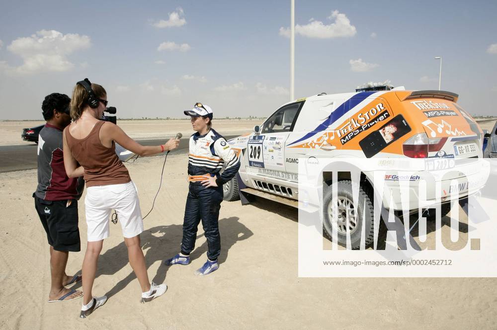 Jutta Kleinschmidt (Deutschland) im Interview vor ihrem BMX X3 Motorsport Damen UAE Desert Challenge 2006, Rallyesport, Rallye, Wüstenrally, Wüstenrallye, VAE Totale Motorsport Damen UAE Desert Challenge 2006, Rallyesport, Rallye, Wüstenrally, Wüstenrallye, VAE Totale