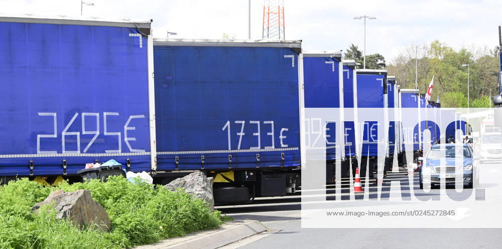Truck drivers continue to strike 23 04 2023 For the payment of the still for months outstanding wages from the employer forwarding agent the Eastern European truck drivers continue to strike on the highway rest area Gräfenhausen on the BAB A5 on the tarpaulin is the respective amount for this truck driver Weiterstadt Gräfenhausen Hesse Germany