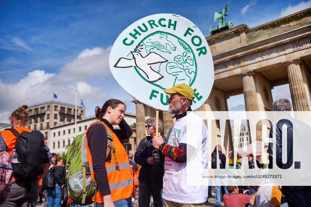With bicycle parades, a protest concert and a rally in front of the Brandenburg Gate, numerous peop