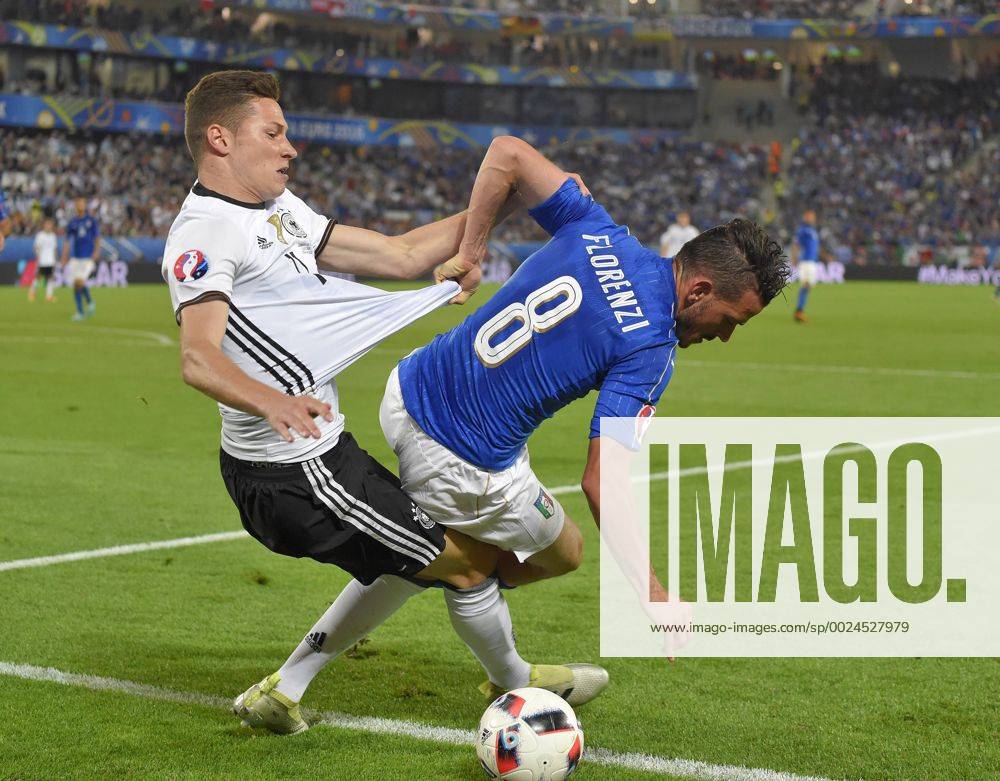 Fussball EM-2016 Frankreich, Viertelfinale, Deutschland - Italien, im Stade de Bordeaux in Bordeaux, v.l. Julian Draxler (Deutschland) gegen Alessandro FLORENZI (ITA)