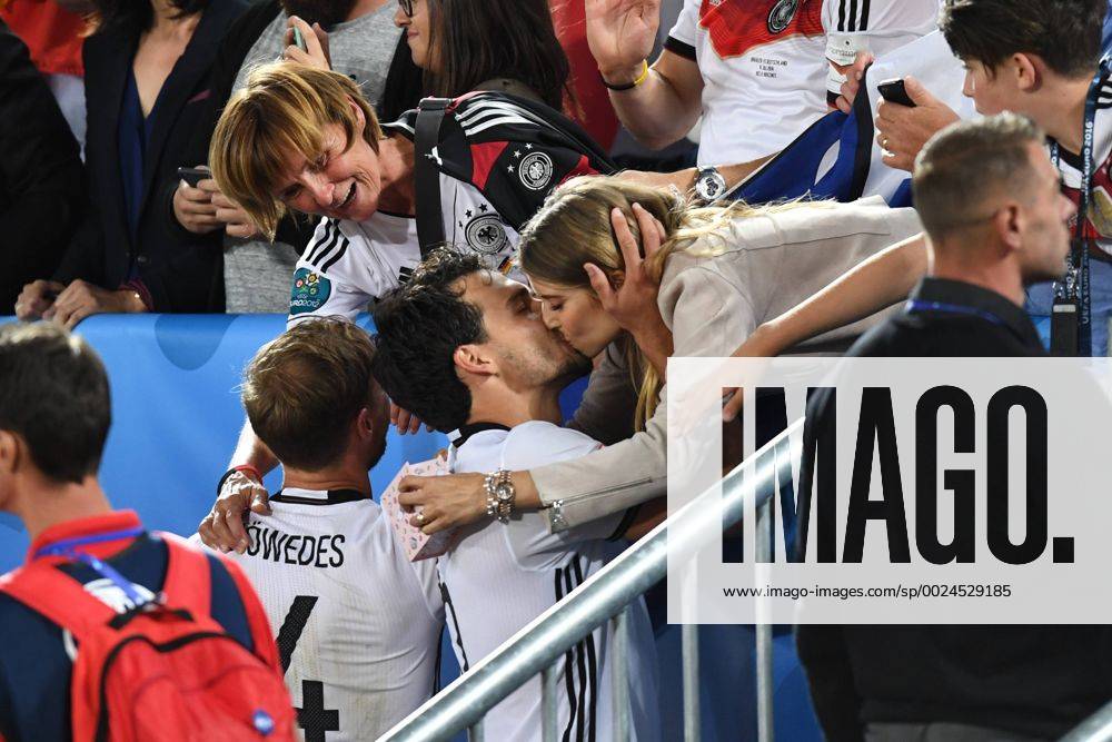 Fussball, Herren, Saison 2015 16, EM 2016 in Frankreich, Viertelfinale in Bordeaux, Deutschland - Italien, Jubel nach dem Elfmeterschießen, Mats Hummels (Nr. 5, Deutschland) mit Ehefrau Cathy Hummels und Benedikt Höwedes (Nr. 4, Deutschland)