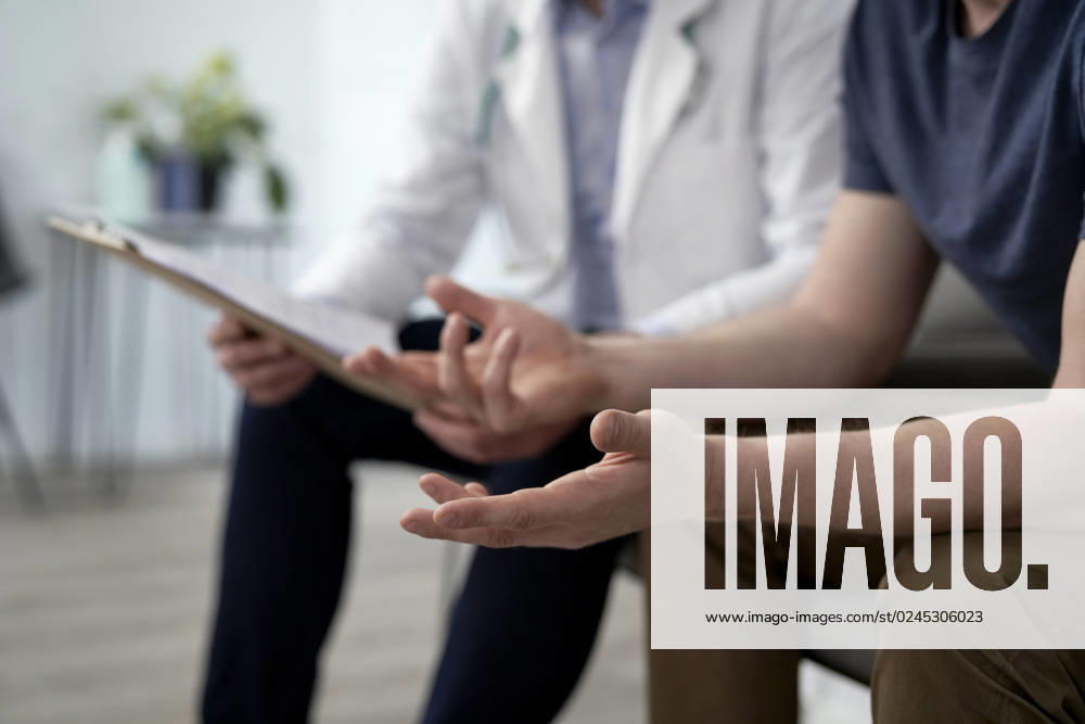Man gesturing and discussing with doctor at clinic model released, Symbolfoto property released, ABIF01855