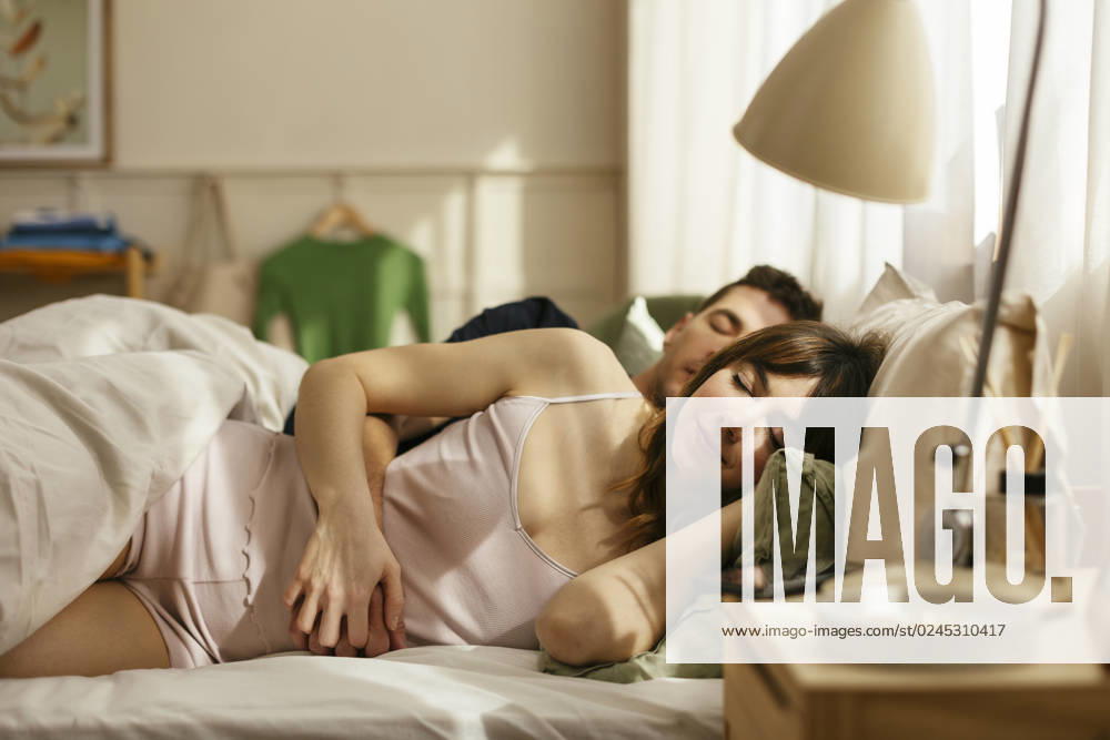 Couple sleeping in bed at home model released, Symbolfoto property released, EBSF02990