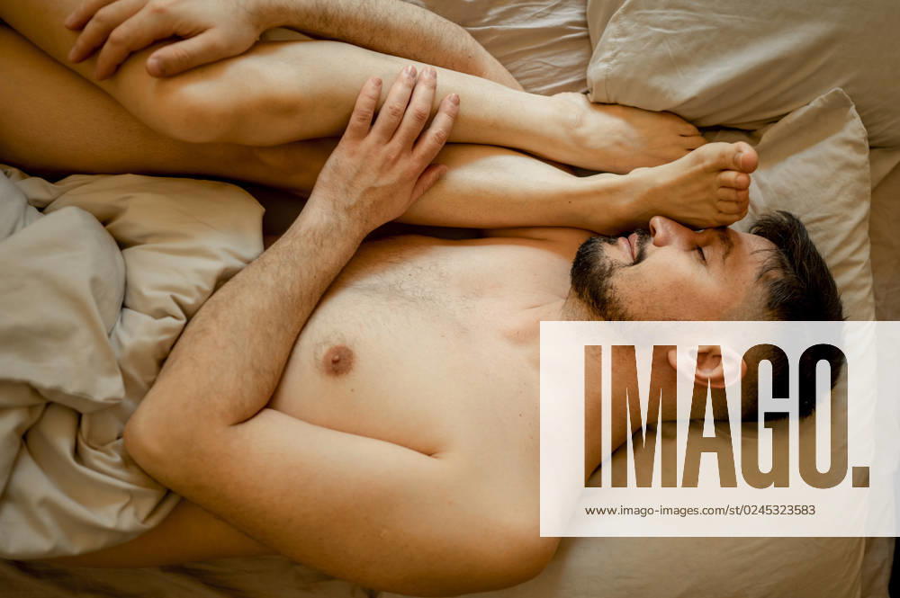 Couple sleeping on bed at home model released, Symbolfoto, ANAF01226