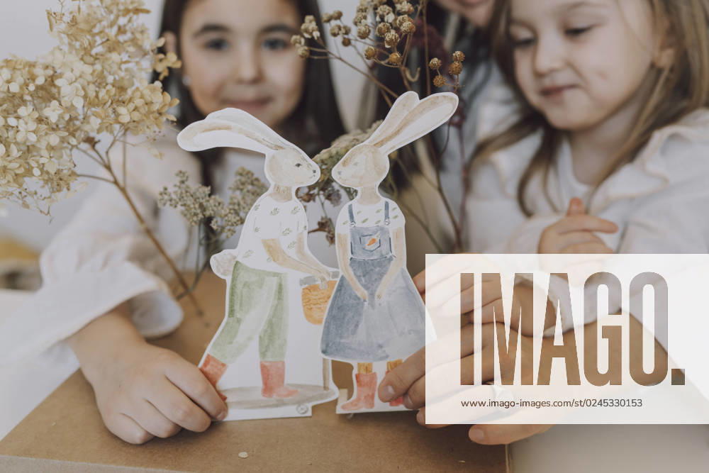 Mother and daughters holding paper Easter bunnies at home model released, Symbolfoto property released, VBUF00298