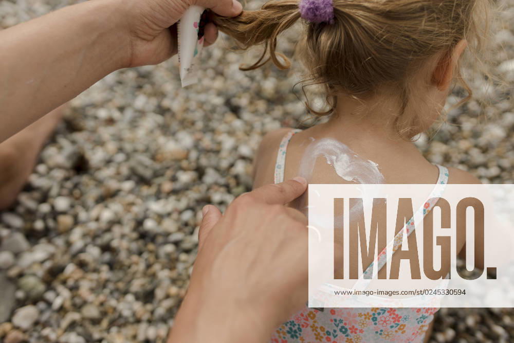 IMAGO Creative, Jahreszeit Sommer, Sonnenschutz Man drawing heart shape with suntan lotion on daughter model released, Symbolfoto, VIVF00523