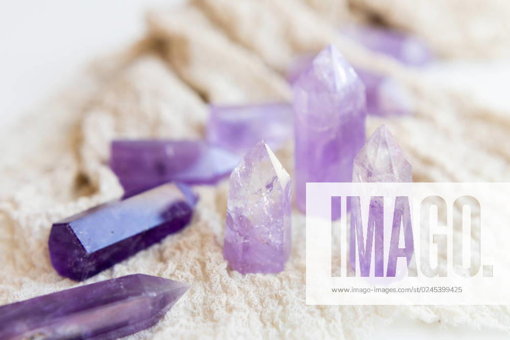 IMAGO Creative, Lifestyle, Esoterik gefährlicher Glaube Purple Caribbean calcite laying for display flat lay Portland, Oregon, United States R_OQLW230318-1155522-01