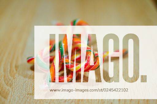 The colorful candy canes on a wooden surface - perfect for background *** der farbenfroh Süßigkeit canes am einer hölzern Oberfläche perfekt für Hintergrund 260919