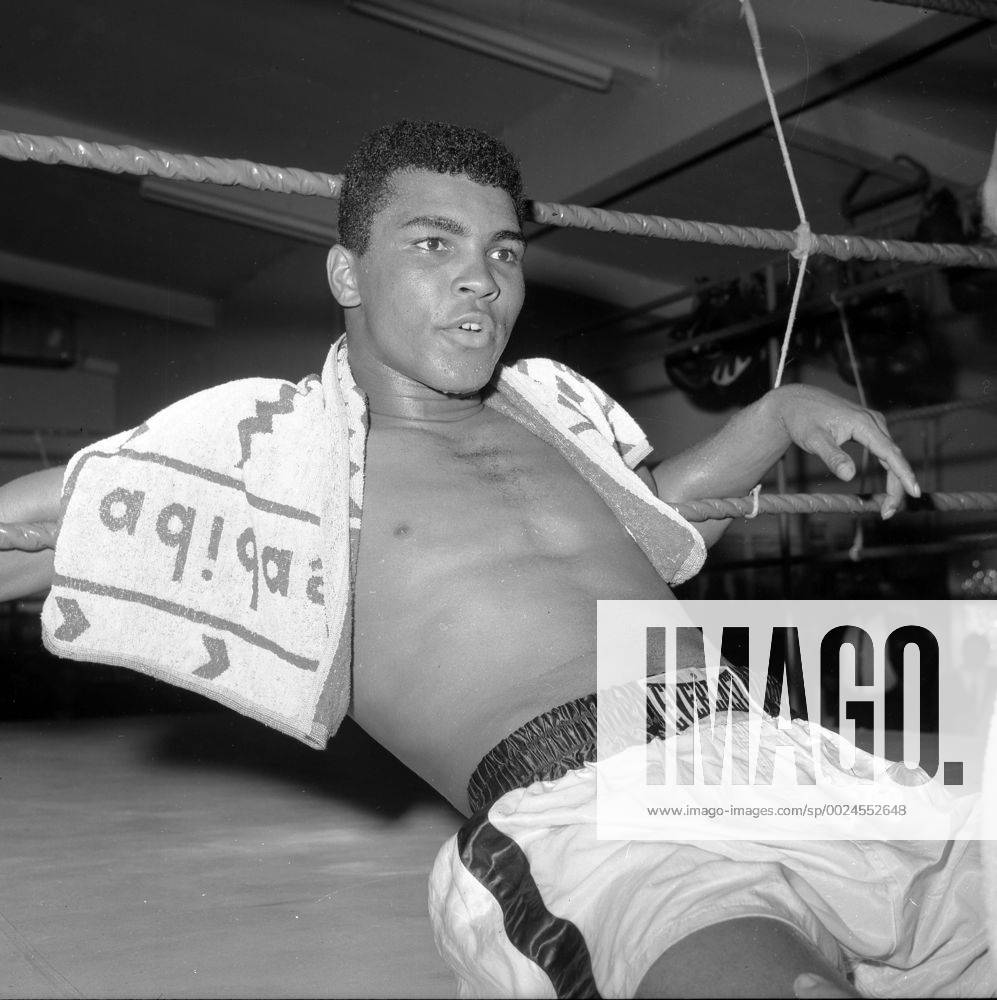 Muhammad Ali (Cassius Clay) beim Training in Frankfurt Main vor dem Kampf gegen Mildenberger Aufn. 04.09.1966. Ali lehnt sich entspannt in die Ringseile HM