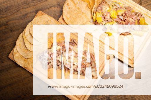IMAGO Creative, Food, Fajita Tasty spicy beef and chicken fajitas served on a wooden tray *** schmackhaft würzig Rindfleisch und Huhn fajitas angerichtet am einer hölzern Tablett 2876162