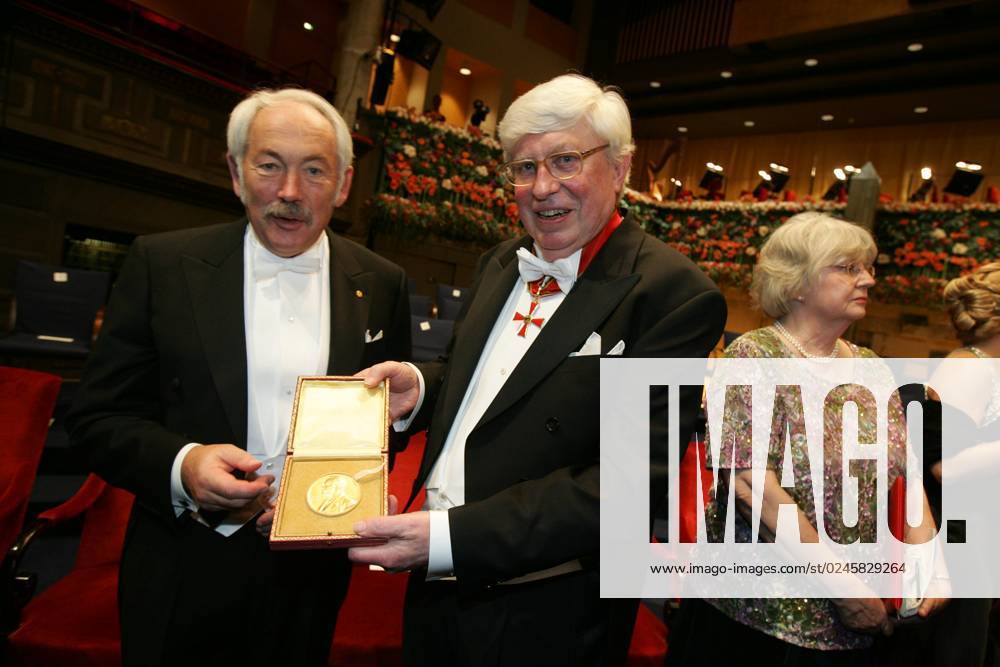STOCKHOLM 20071210 Nobel laureates Peter Gruenberg, left, and Gerhard Ertl, both from Germany,after the 2007 Nobel Prize Awards in the Concert Hall of Stockholm, Sweden, December 10, 2007 STOCKHOLM SVERIGE ENT