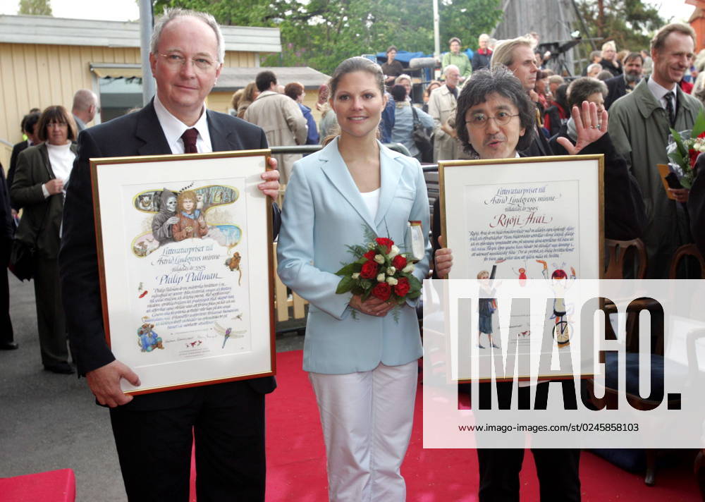 STOCKHOLM 20050525 Philip Pullman and Ryoji Arai received the Astrid Lindgren Literature Prize in memory of Crown Princess Victoria on the Solliden stage at Skansen Photo Fredrik Sandberg SCANPIX Code 71420