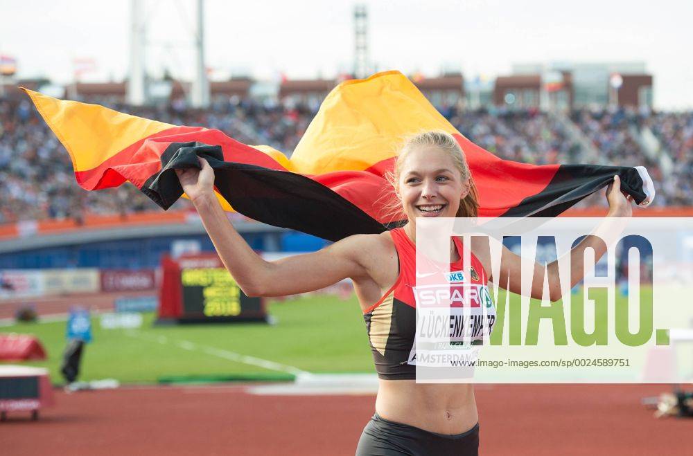 Gina Lueckenkemper (3.Platz GER LG Olympia Dortmund) jubelt mit der Deutschlandfahne. 2.Wettkampftag: 200m Finale der Frauen am 07.07.2016. Leichtathletik Europameisterschaft in Amsterdam, Niederlande 2016,