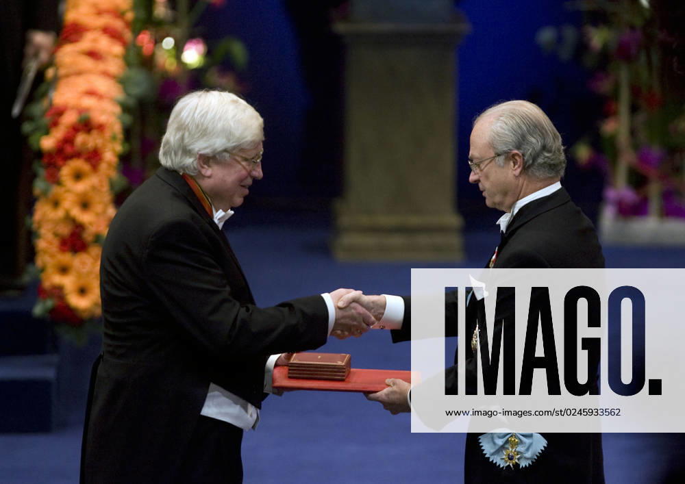 STOCKHOLM 20071210 King Carl XVI Gustaf presents the Nobel Prize in Chemistry to Gerhard Ertl from Germany at the award ceremony in the Stockholm Concert Hall STOCKHOLM SWEDEN